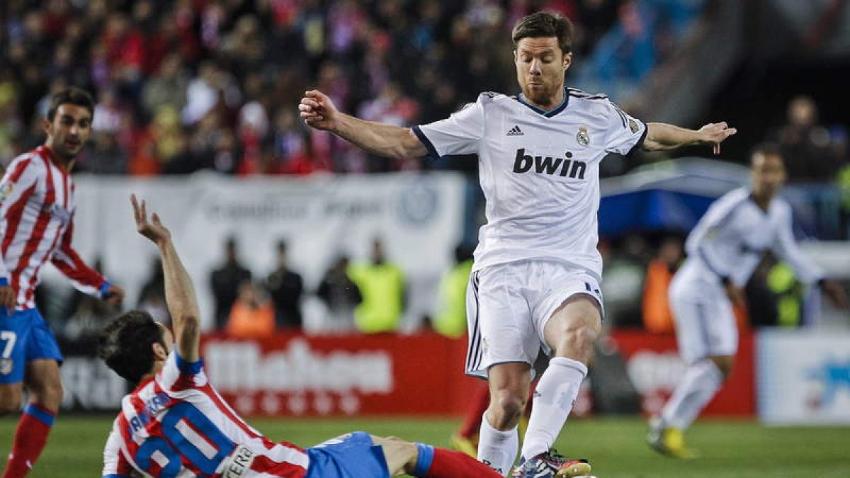 Juanfran lucha por el balón con Xabi Alonso durante el último derbi de Liga.