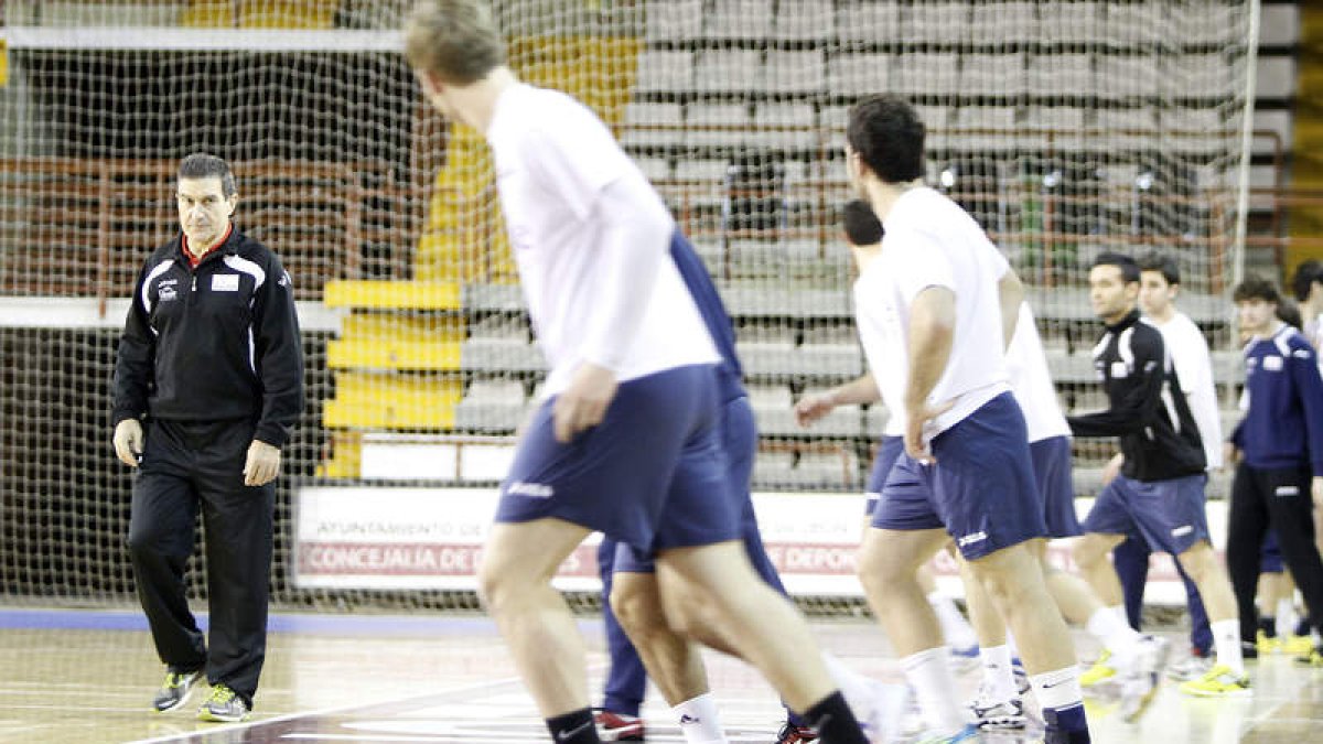 Manolo Cadenas ha mentalizado a su plantilla para un partido duro e intenso en Guadalajara.