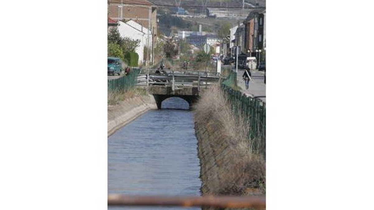 Imagen del canal a su paso por el barrio de Cuatrovientos.