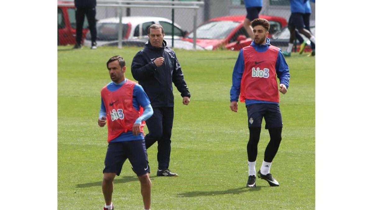 La Ponferradina ha mejorado ostensiblemente con Tomé en el banquillo, pero debió llegar antes para meterse en play off. LUIS DE LA MATA