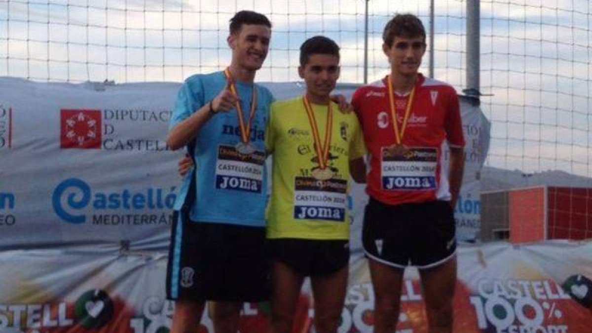 El maragato Celada, en el centro, cosechó la medalla de oro