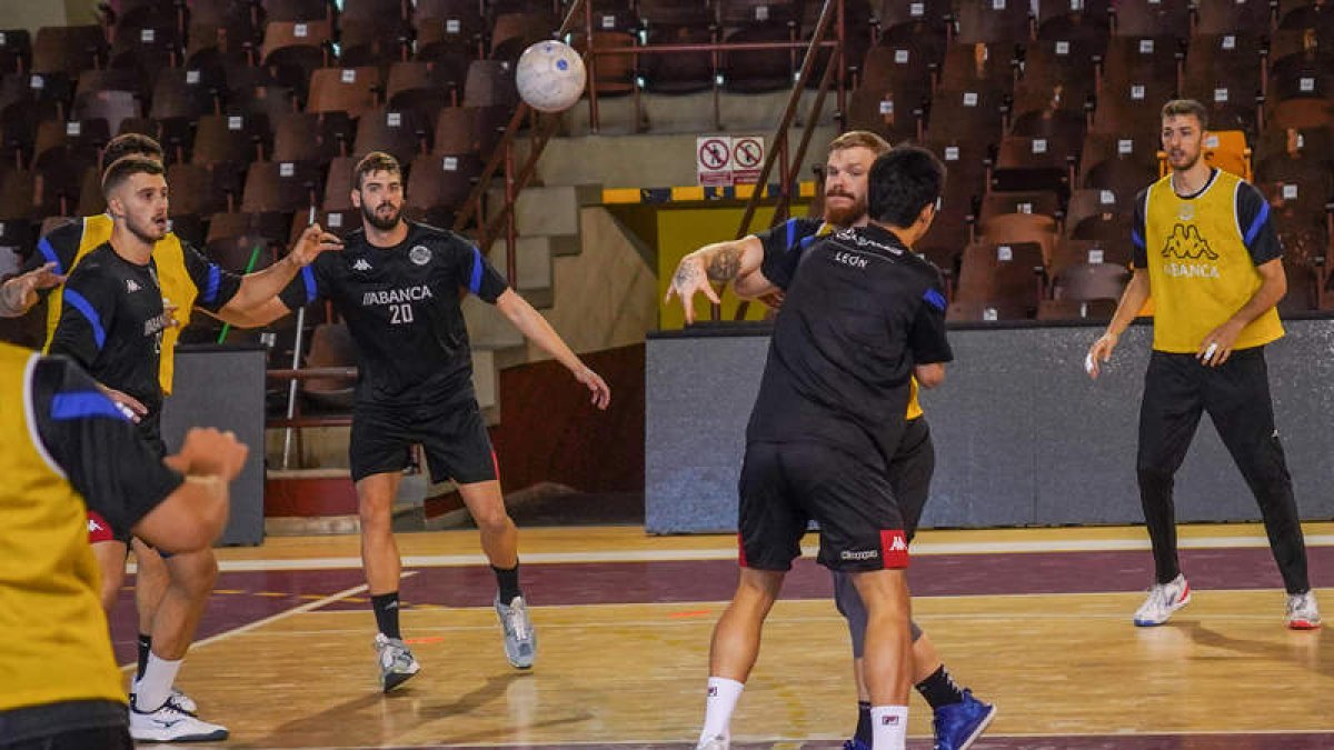 Los jugadores del Ademar preparan a conciencia el partido de mañana contra el Cuenca. MIGUEL F.B.