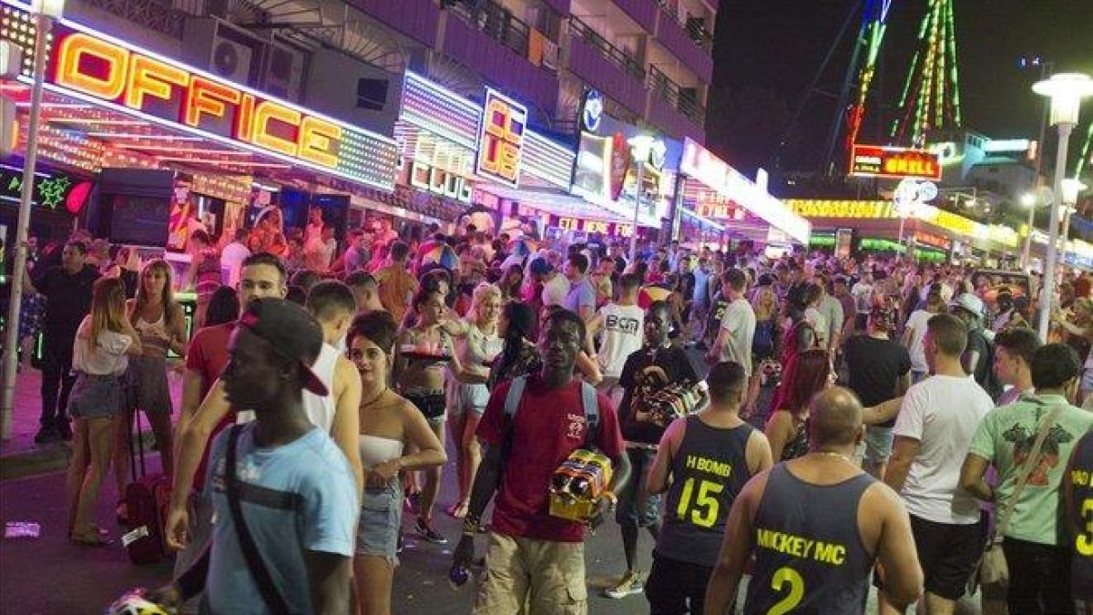 Imagen de archivo de la zona de ocio de Punta Ballena, en Magaluf.