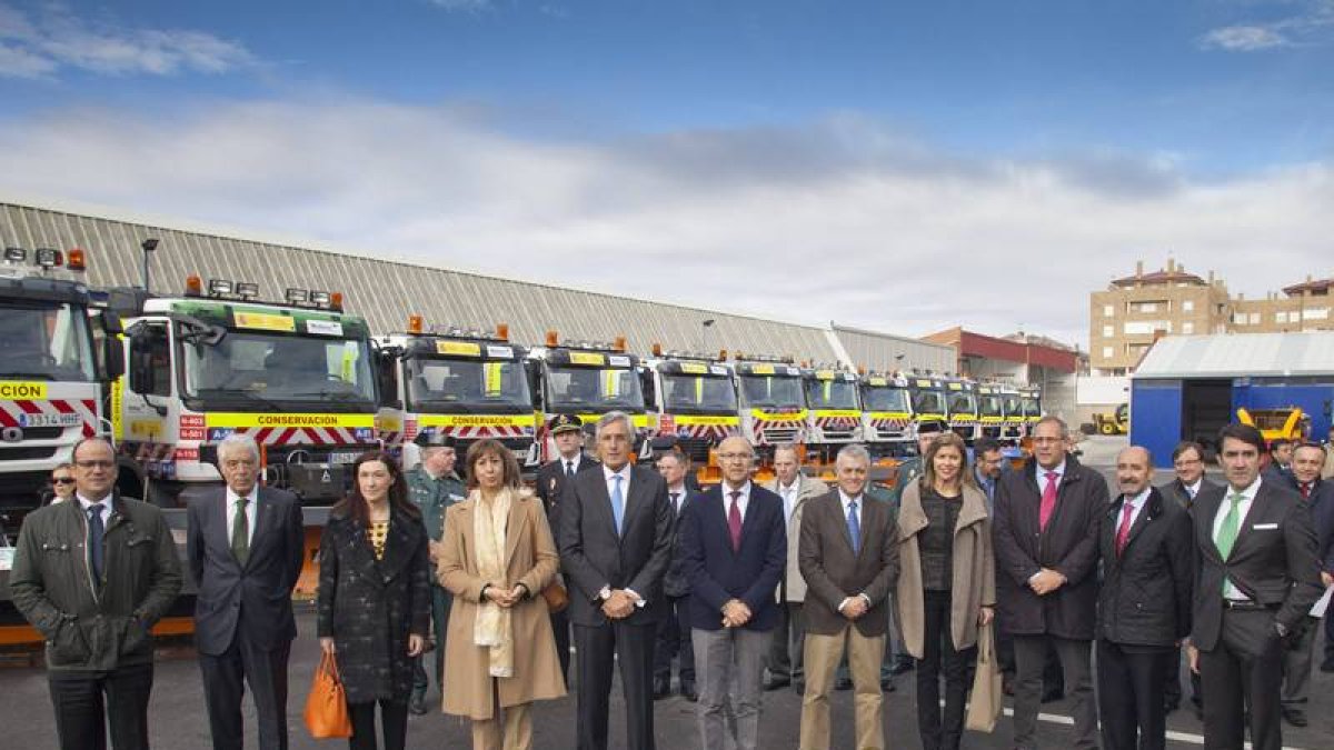 El delegado del Gobierno en Castilla y León, Ramiro Ruiz Medrano, con los responsables de la campaña de vialidad Invernal 2014- 2015