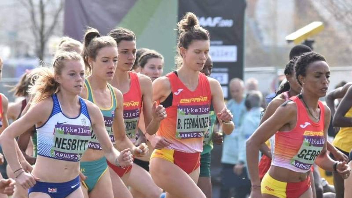 Blanca Fernández, en el centro, realizó una carrera de menos a más en un Mundial frenético. GASPAR LUNA