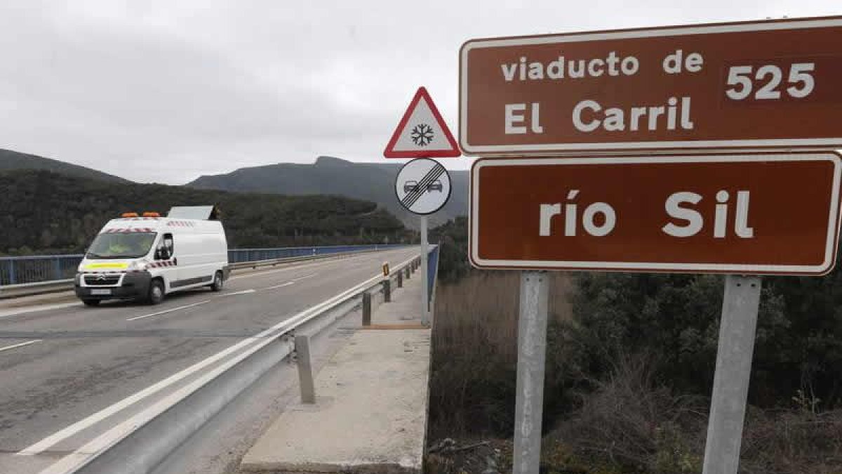 La actual N-120 entre Ponferrada y Orense a la altura del viaducto de El Carril en el río Sil. L, DE LA MATA