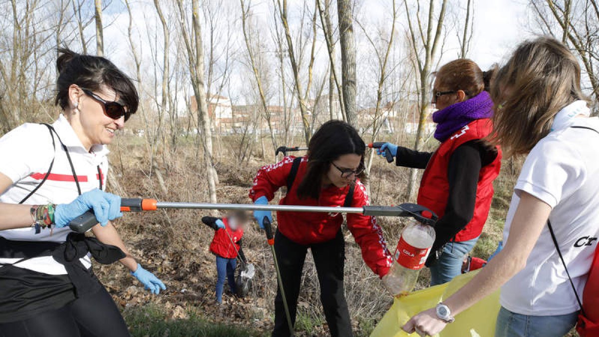 Voluntariado de Cruz Roja recoge ‘basuraleza’. RAMIRO