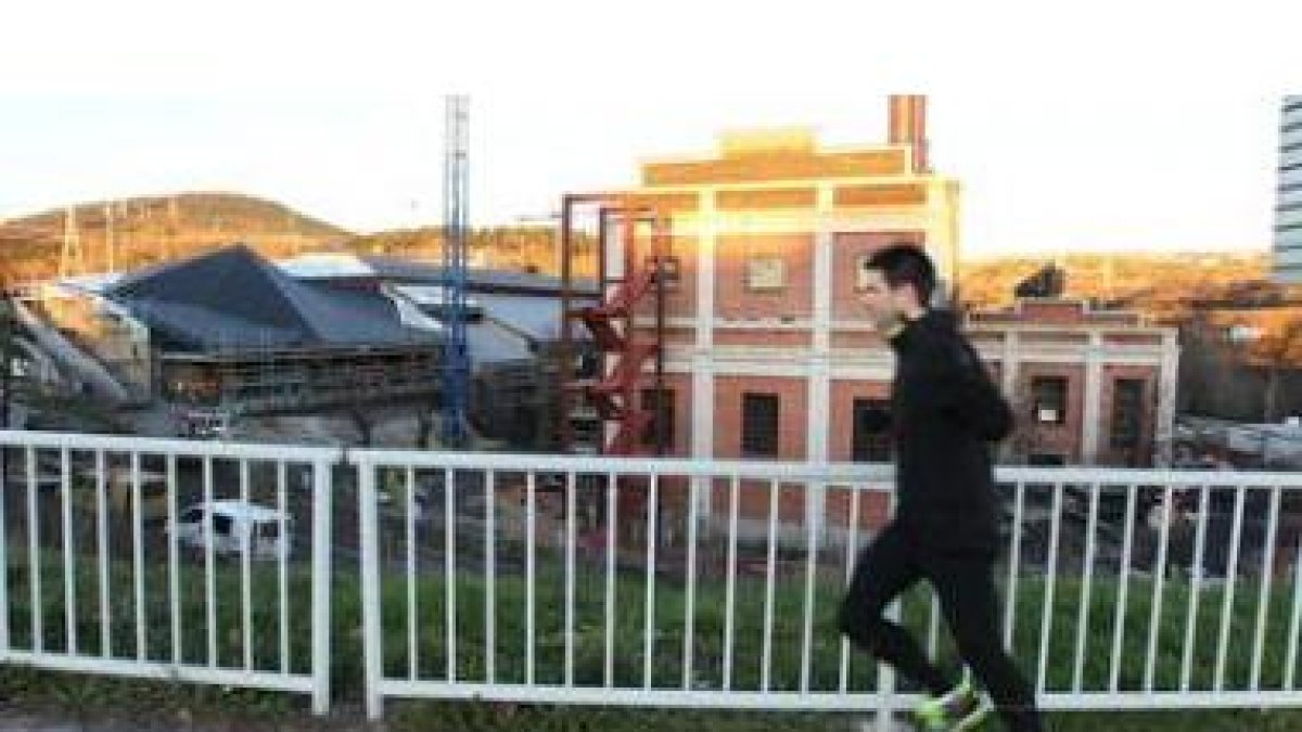 Las obras que se están realizando en la vieja central de la MSP de Ponferrada pueden seguirse a trav