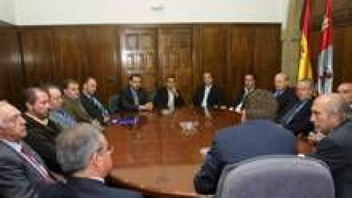 El alcalde ponferradino se reunió ayer en el Ayuntamiento con la directiva provincial de la Fele