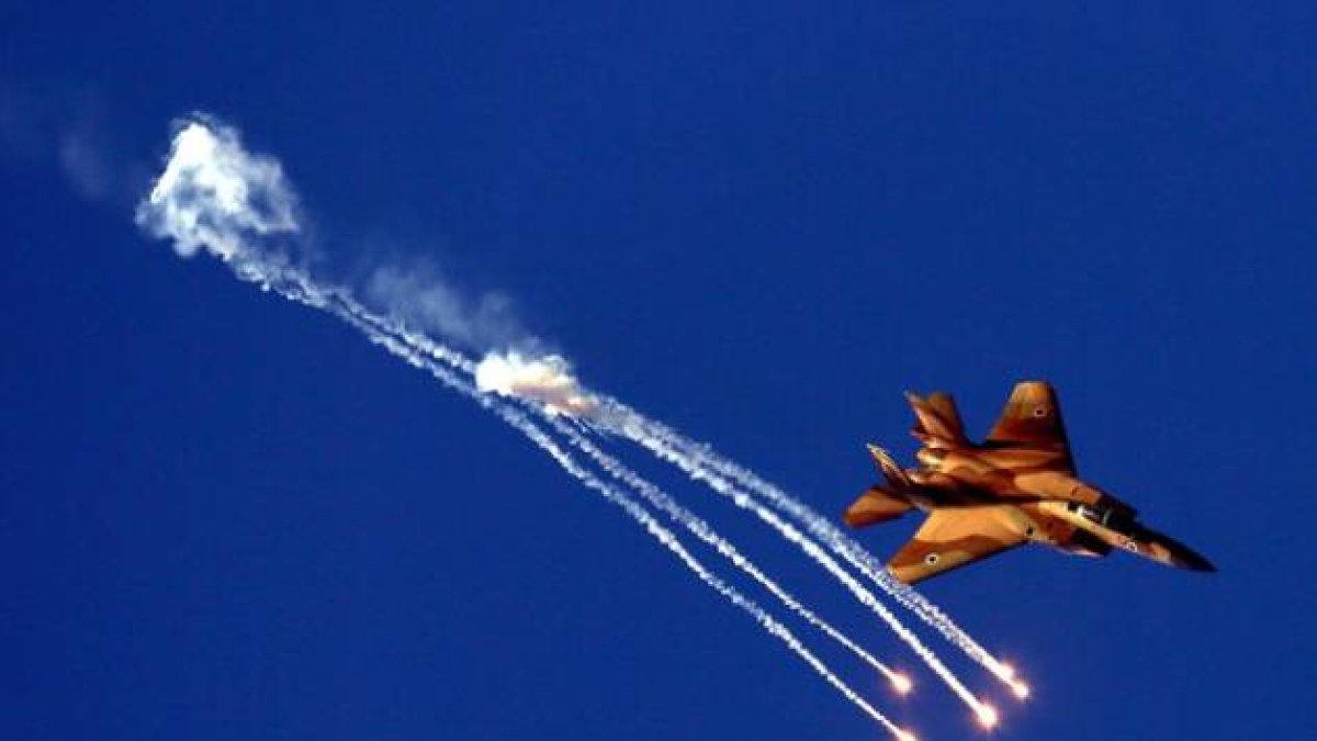 Un avión del Ejército israelí, en un ejercicio de exhibición, en junio del 2013 en Beersheva.
