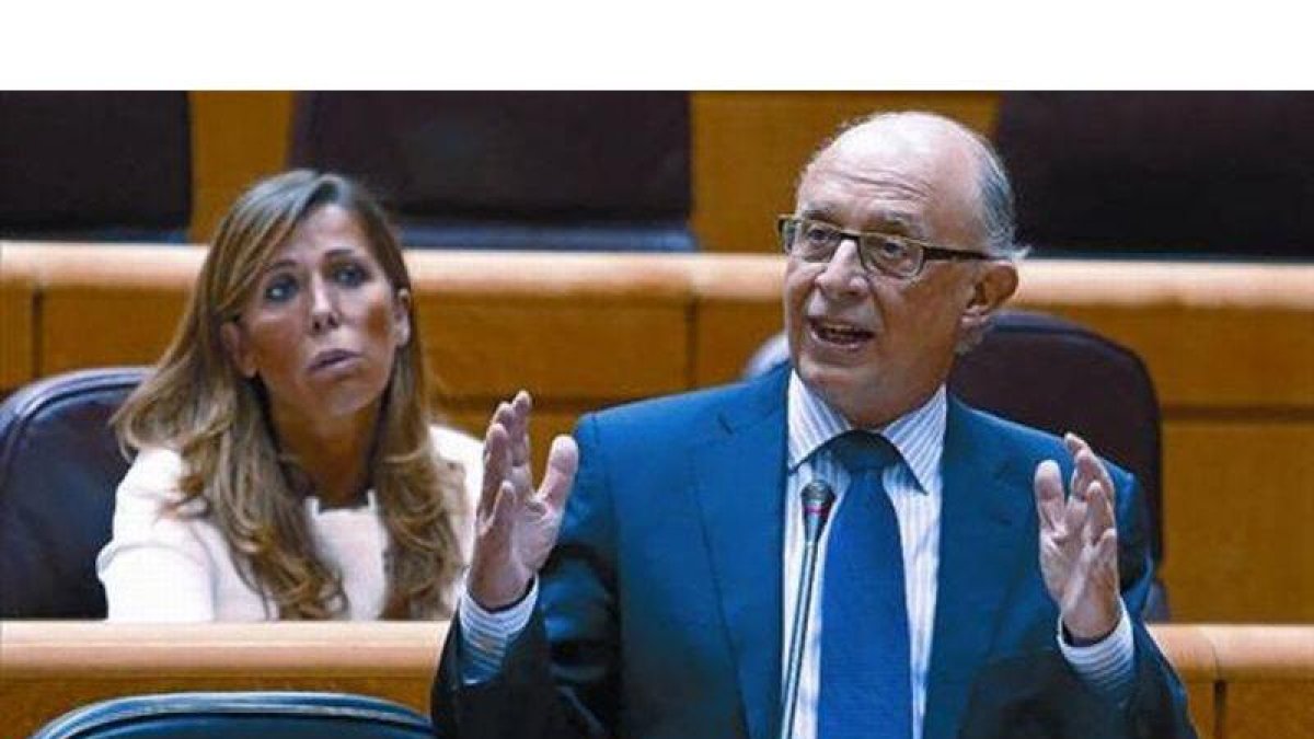 La líder del PPC, Alícia Sánchez Camacho, escucha al ministro de Hacienda, Cristóbal Montoro, ayer.