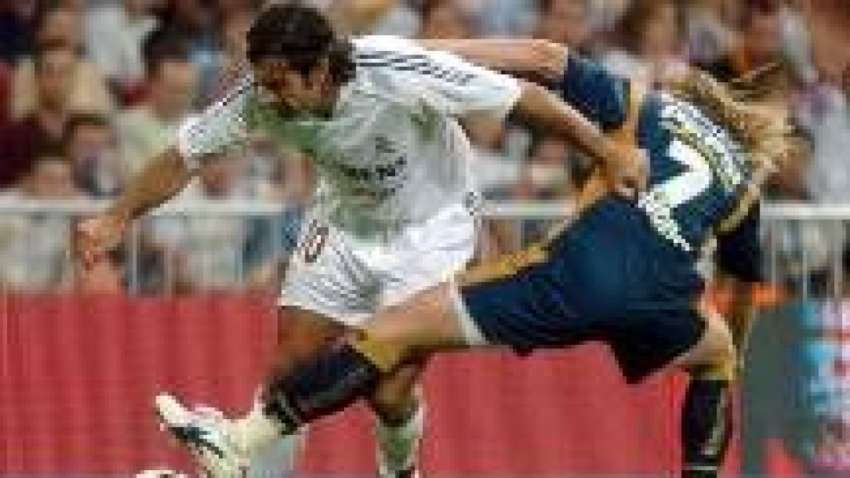 Figo trata de zafarse del marcaje de Leandro Augusto