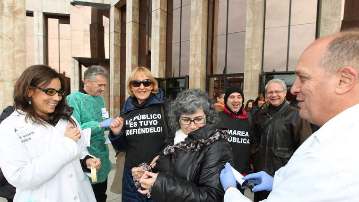 Los funcionarios se concentraron ayer frente a la sede de la Junta en la capital.