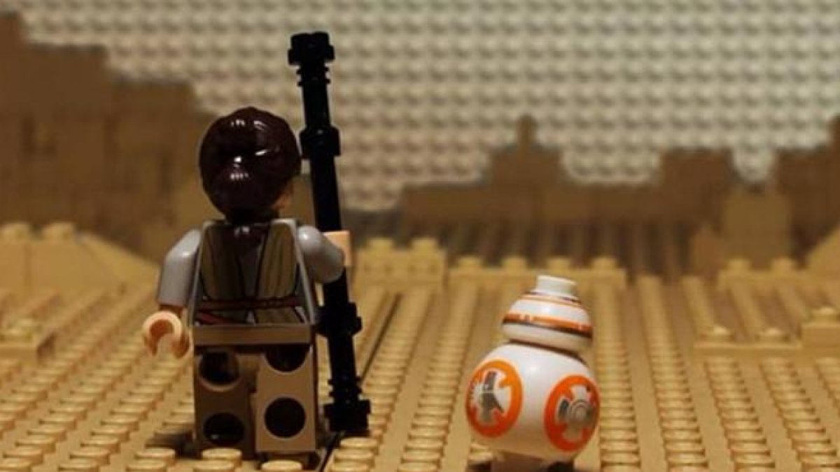 Una de las escenas recreadas con Lego.