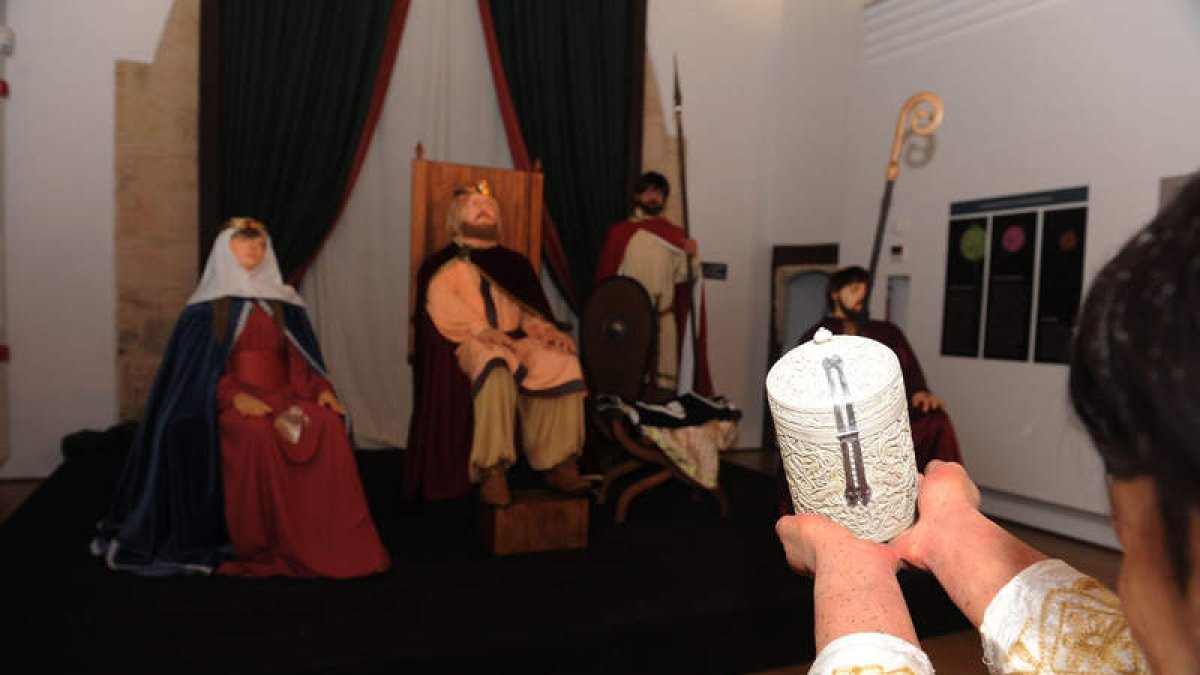 Ramiro II y su esposa Urraca Sánchez reciben a una embajada enviada por Abd al-Rahman.
