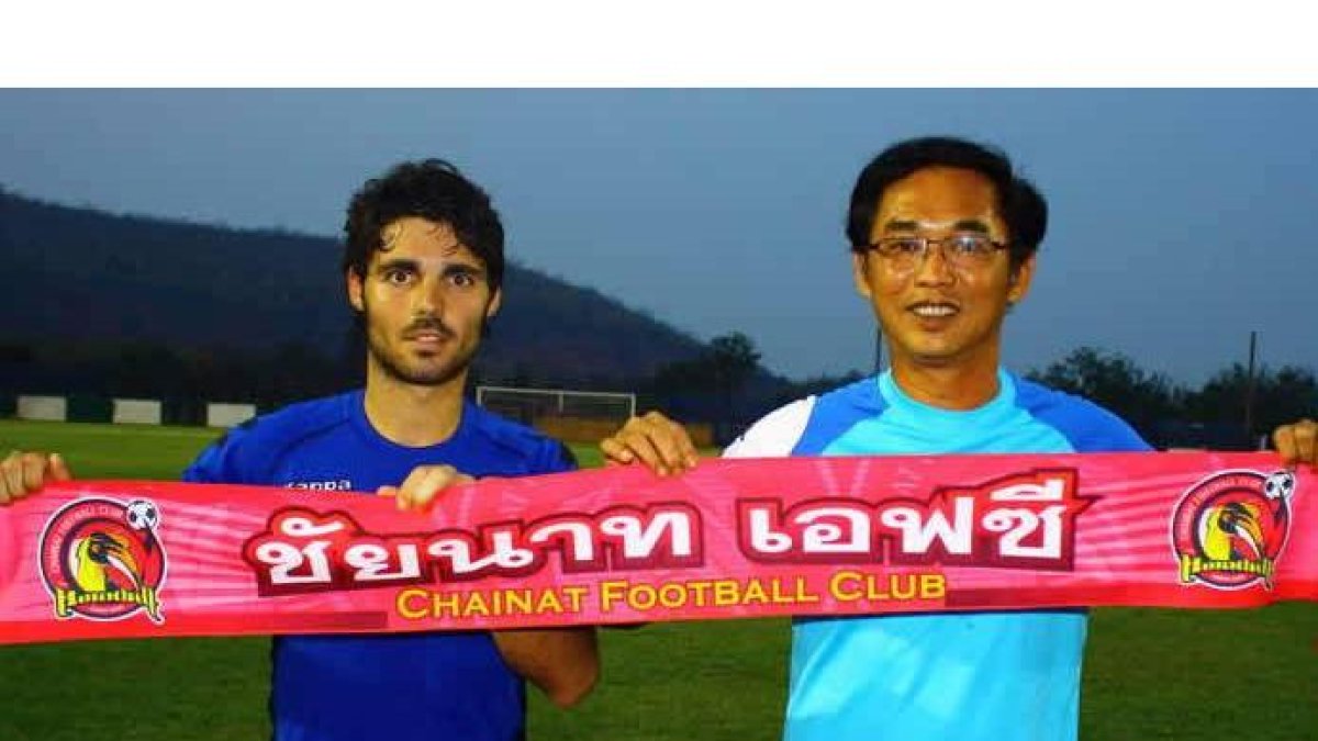 El futbolista leonés José Antonio Pedrosa Galán posa con la bufanda del Chainat FC junto al presidente del club tailandés Anucha Nakasai. La Liga comienza este fin de semana.