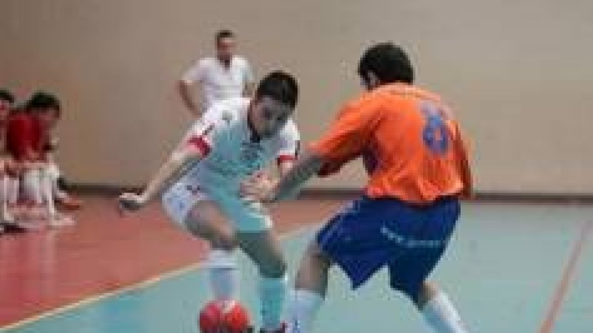 Dani, a la izquierda, trata de irse del marcaje del jugador ponferradino Puente