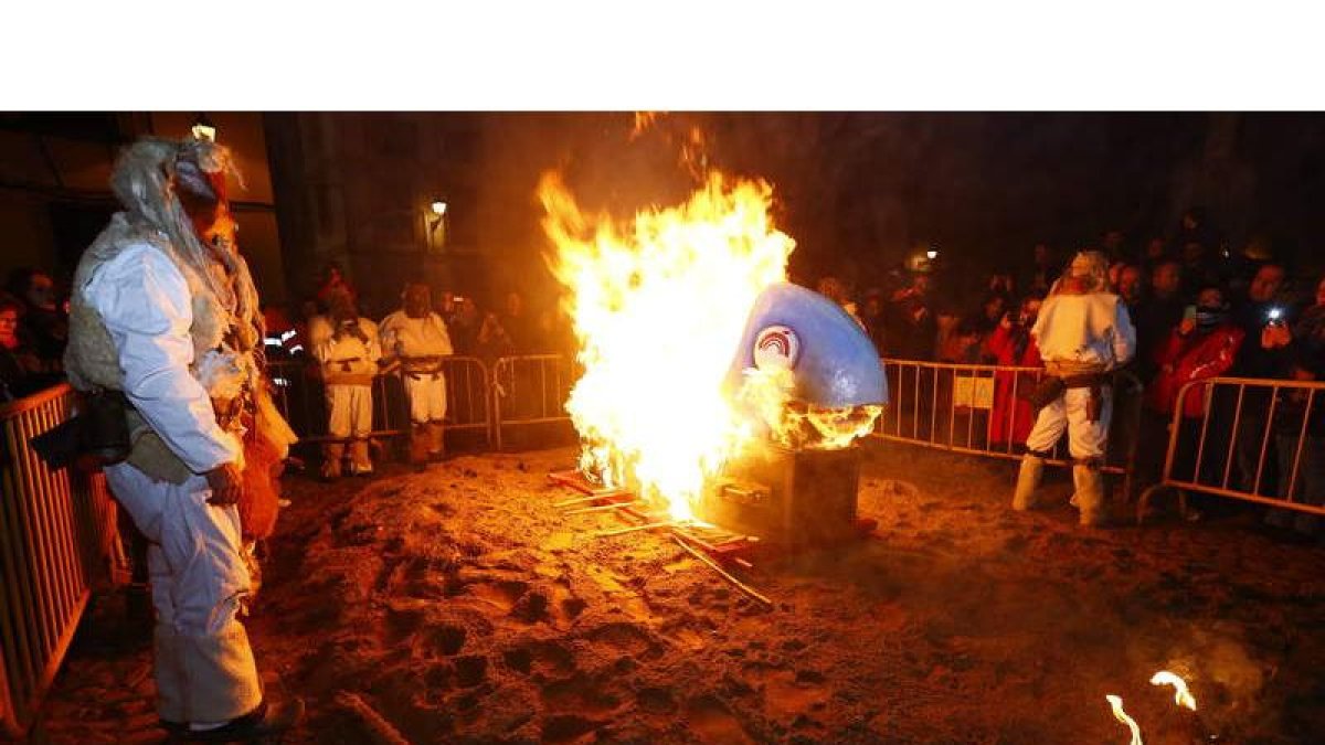 Se encendió la hoguera y la sardina ardió en presencia del cortejo fúnebre de plañideras que recorrió las calles de la ciudad