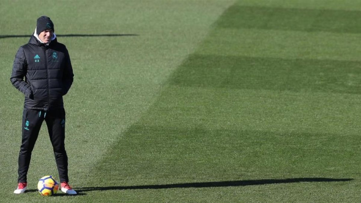 Zidane, en el entrenamiento de este viernes en Valdebebas.