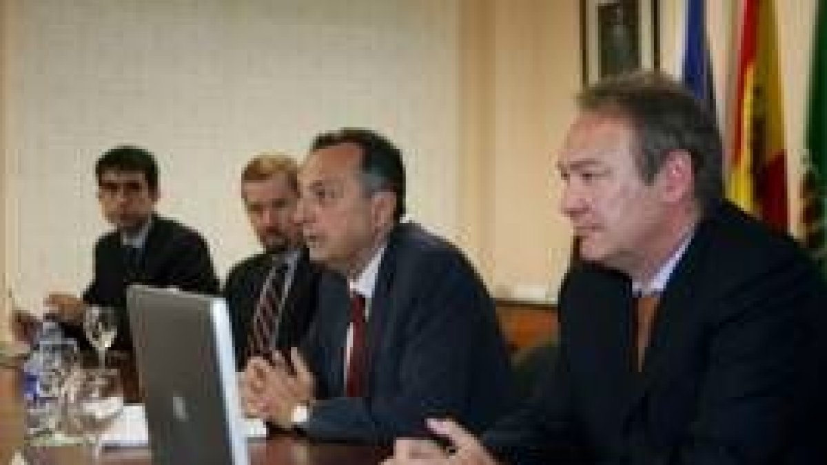 Joseph W. Weis, Mariano Nieto y José Ignacio Lagartos, ayer durante la celebración de la jornada