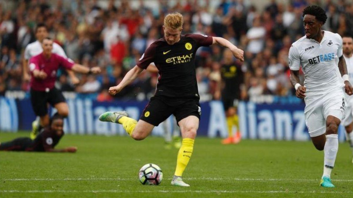 Kevin De Bruyne se dispone a chutar en el partido contra el Swansea en que se lesionó.