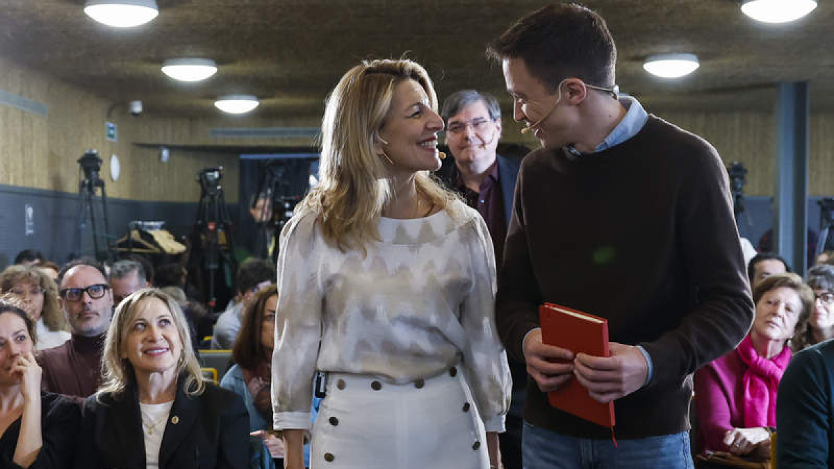 Yolanda Díaz con Íñigo Errejón ayer, en un un acto político en Madrid. CHEMA MOYA
