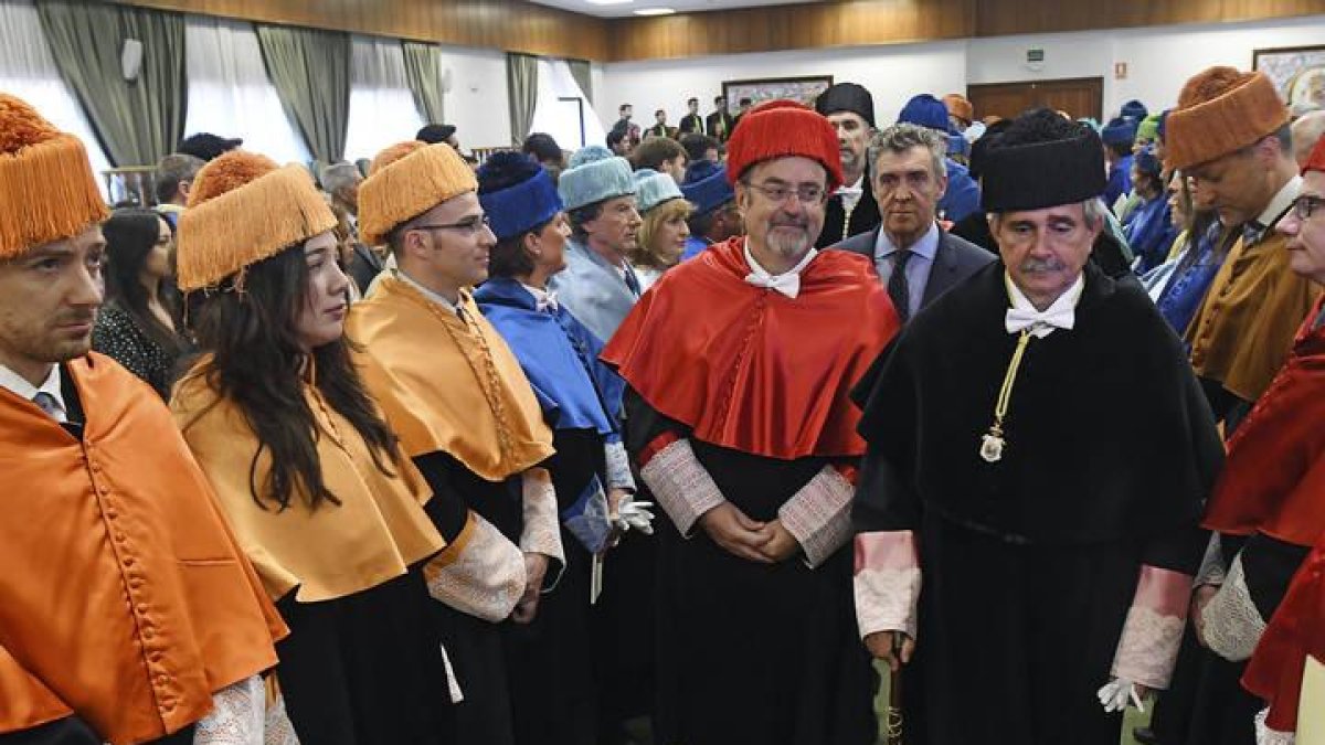 El consejero de Educación y el rector de la ULE en la inauguración del curso académico.