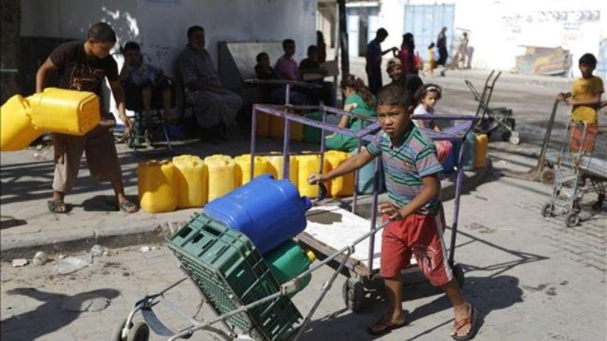 Palestinos cogen agua de un contenedor en Gaza en una imagen de archivo.