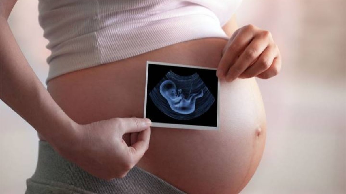 Imagen de archivo de una mujer embarazada. EFE