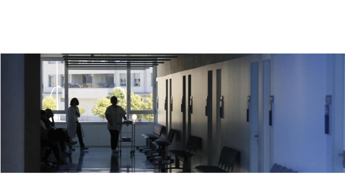 Varios pacientes aguardan turno en el centro de salud de El Ejido