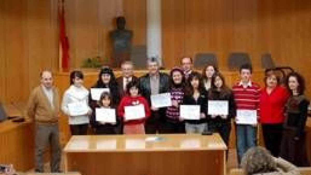 El alcalde entregó los premios a los ganadores del concurso sobre la donación altruista de sangre
