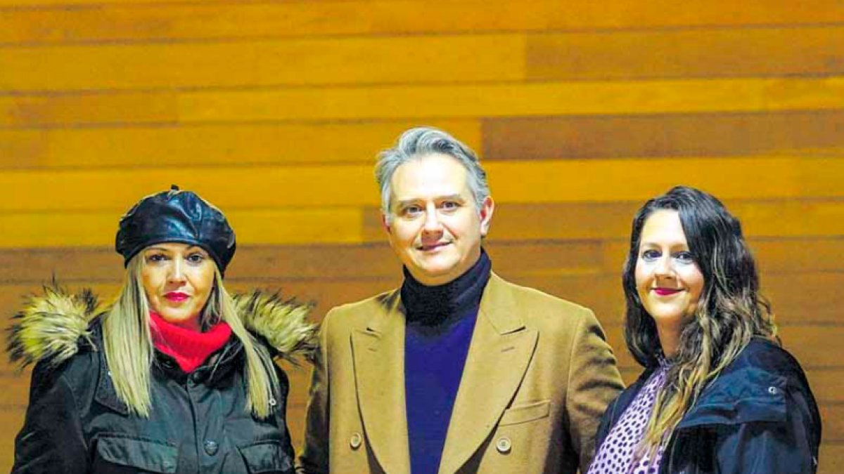 Rut, Jesús y Fabiola Marcos Andrés, promotores de la gala benéfica que se celebra hoy en el Auditorio de León. MIGUEL F. B.