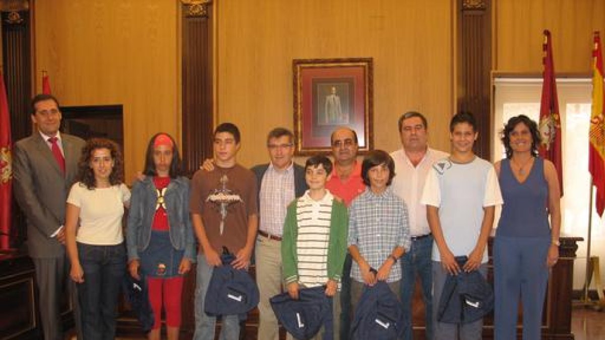 Francisco Fernández y Natalia Rodríguez Picallo con la expedición.