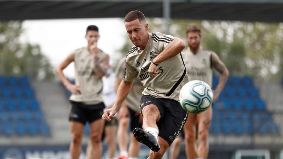 Eden Hazard se suma a la expedición del Madrid aunque está casi descartado que juegue hoy. EFE
