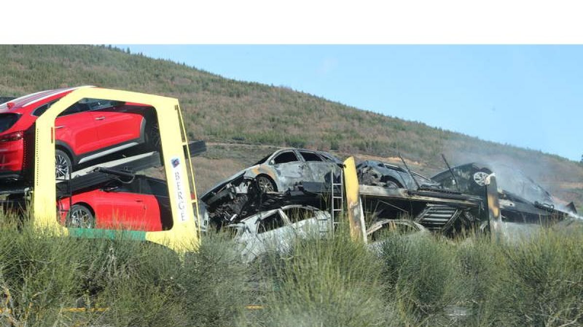 El accidente se produjo pasadas las 13.30 horas de ayer en el kilómetro 357 de la autovía, a la altura de Torre del Bierzo. L. DE LA MATA
