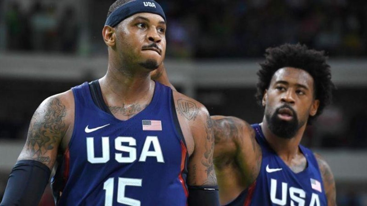 Carmelo Anthony, delante de DeAndre Jordan, celebra una de sus decisivas canastas.