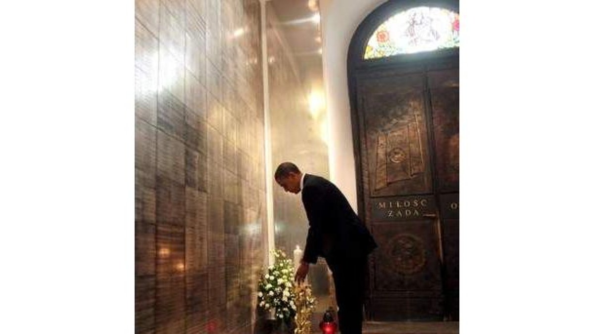 Obama recuerda a las víctimas del accidente de Smolensk.
