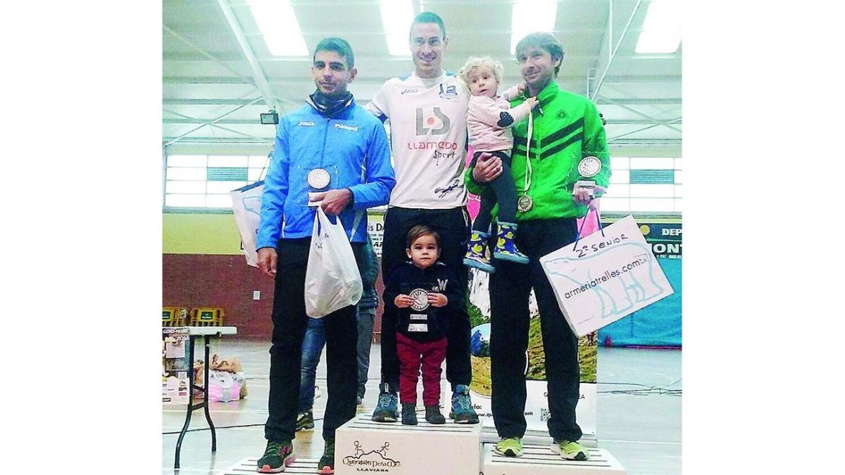 Jorge Pérez en lo más alto del podio de la Ruta Coto-Musel.