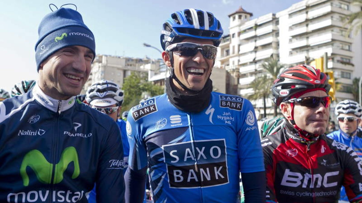 Alberto Contador, sonriente en la salida de la Challenge de Mallorca junto a Cobo (i) y Evans (d).
