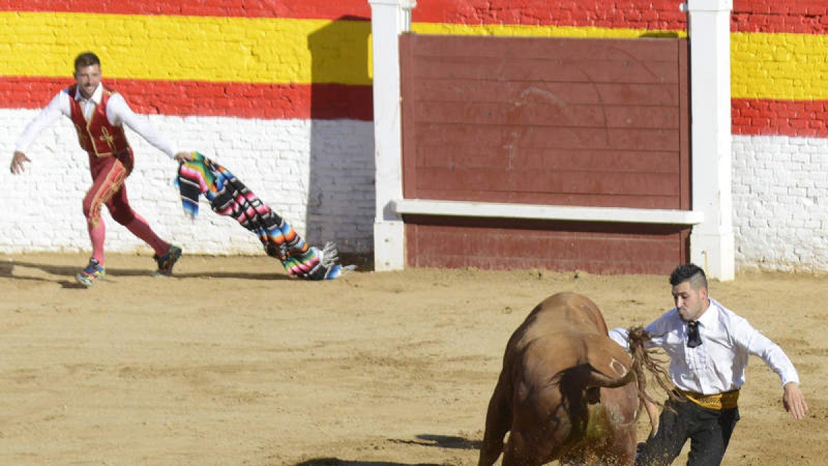 Los recortadores levantaron el aplauso y el entusiasmo del público. ACACIO