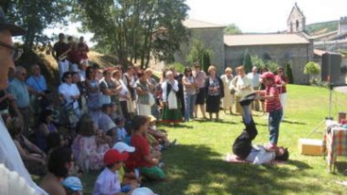Un momento de las fiestas de Celada del pasado año en la ermita con el teatro de calle.