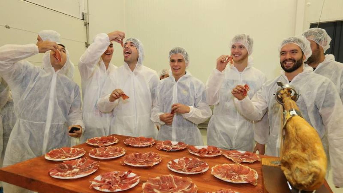 El Ademar visitó ayer por tercer año consecutivo la fábrica de Embutidos Rodríguez