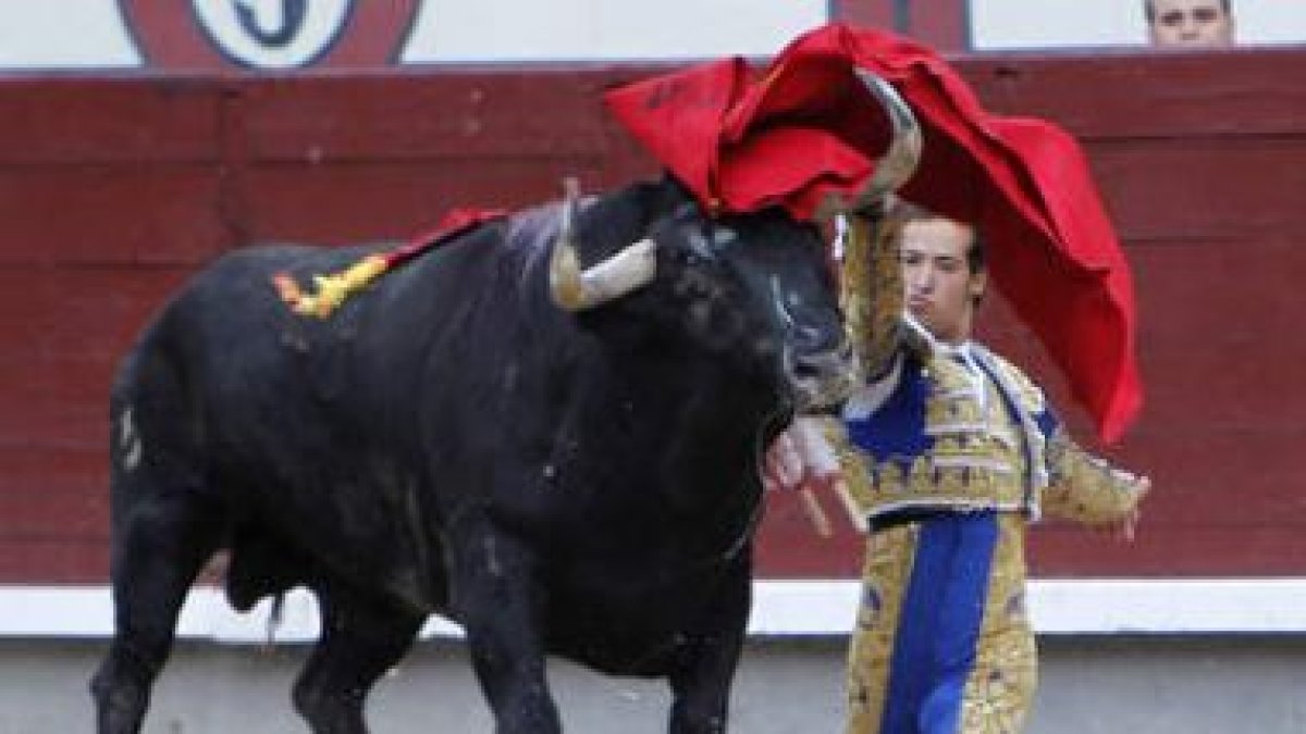 César Jiménez durante la faena a su primero.