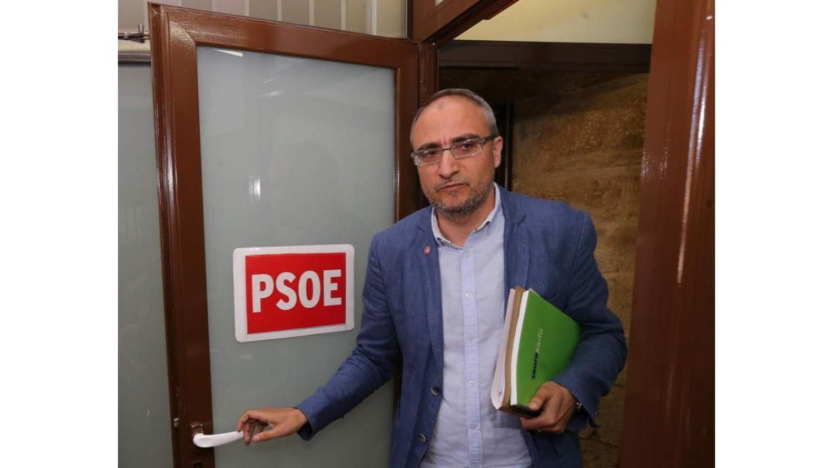 Olegario Ramón, en el despacho del grupo municipal del PSOE. L. D. M.