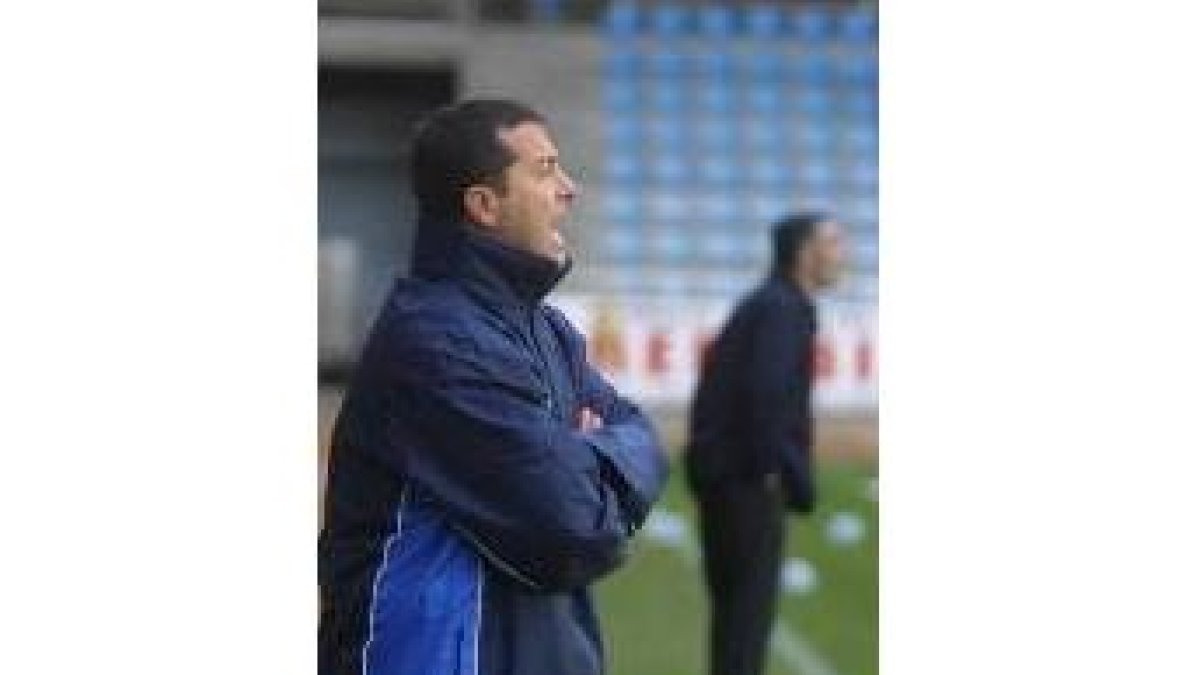 El técnico de instrucciones durante el encuentro, con Terrazas al fondo
