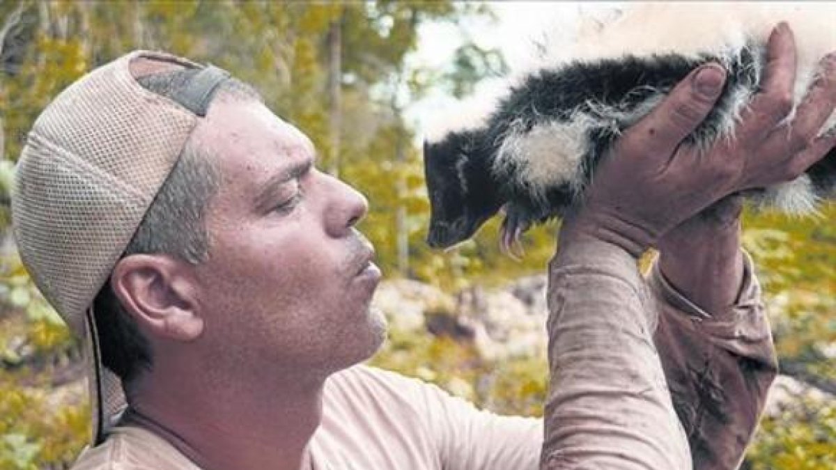 Frank Cuesta 'interactúa' con una mofeta, durante la grabación de 'Wild Frank'.