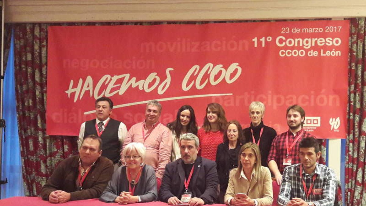 La nueva Ejecutiva posó tras el congreso con el nuevo secretario provincial de CC OO. DL