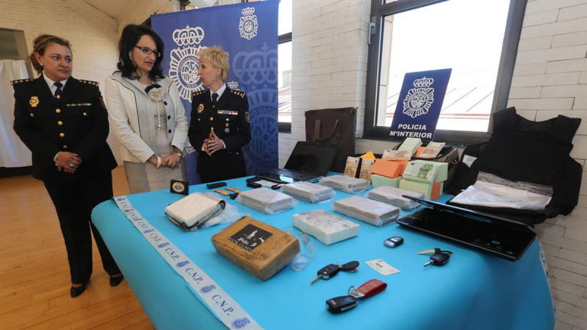 La delegada del Gobierno entre las comisarias de León y Ponferrada, frente al alijo intervenido