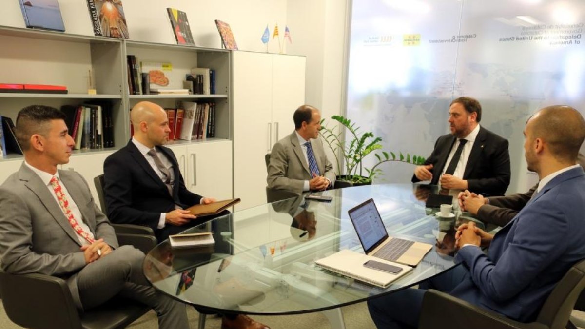 El vicepresidente del Govern, Oriol Junqueras, con el responsable de relaciones institucionales de Rbnb, Chris Lehane.