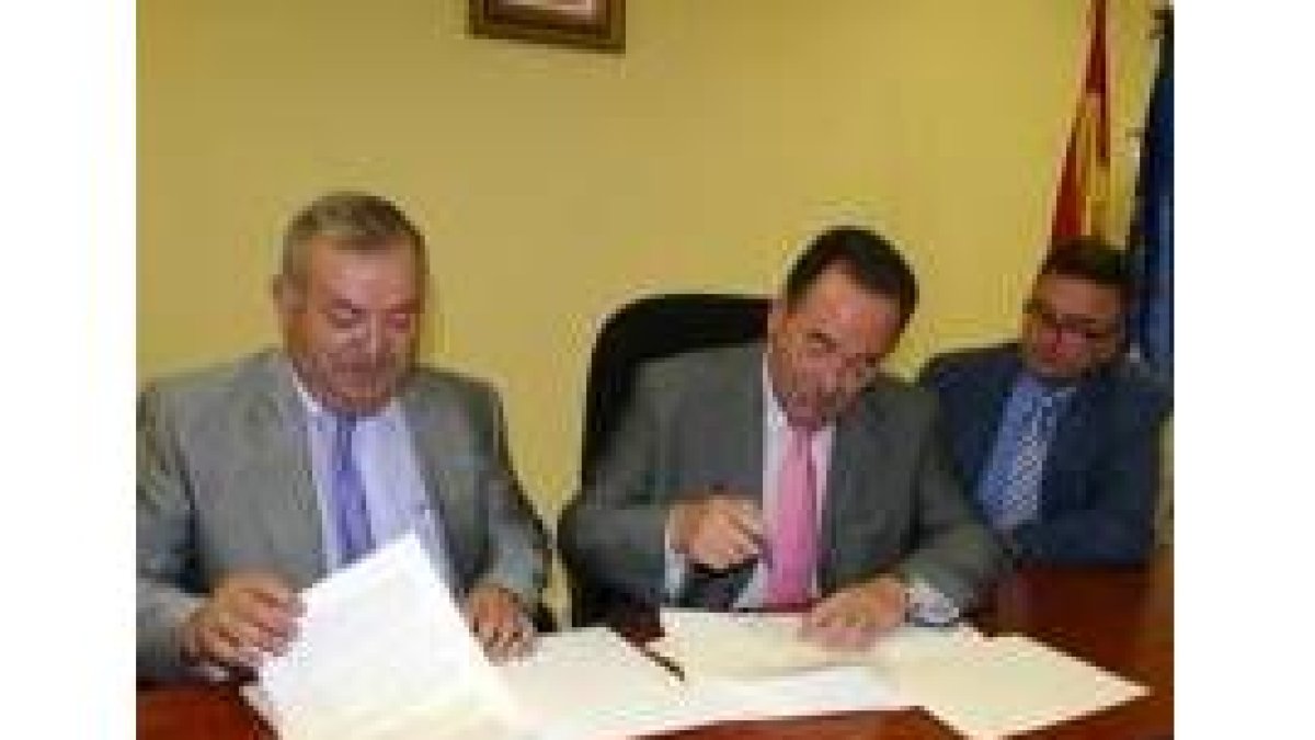 Andrés Domínguez y Ricardo Saavedra durante la firma del convenio